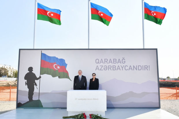 ilham-eliyev-ve-mehriban-eliyeva-bakida-insasi-davam-etdirilen-zefer-parkinda-olublar-yenilenib-foto
